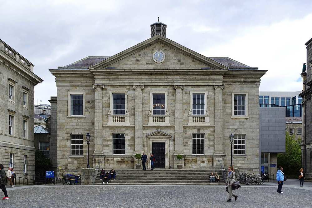 Edificios históricos del Trinity College de Dublín, destino de viajes de inmersión lingüística para colegios
