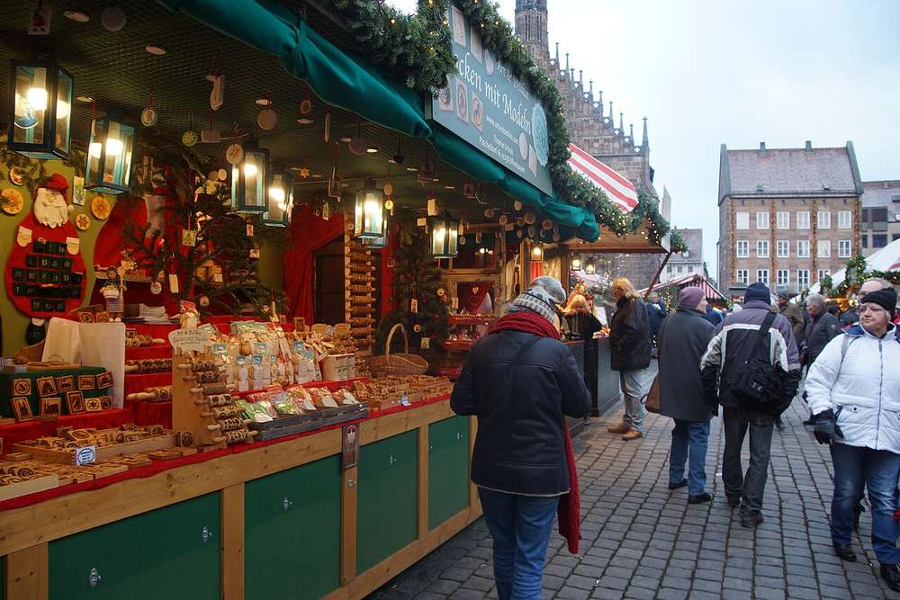 Puestos navideños iluminados del Christkindlesmarkt de Núremberg, uno de los mercadillos con vuelo directo desde Valencia