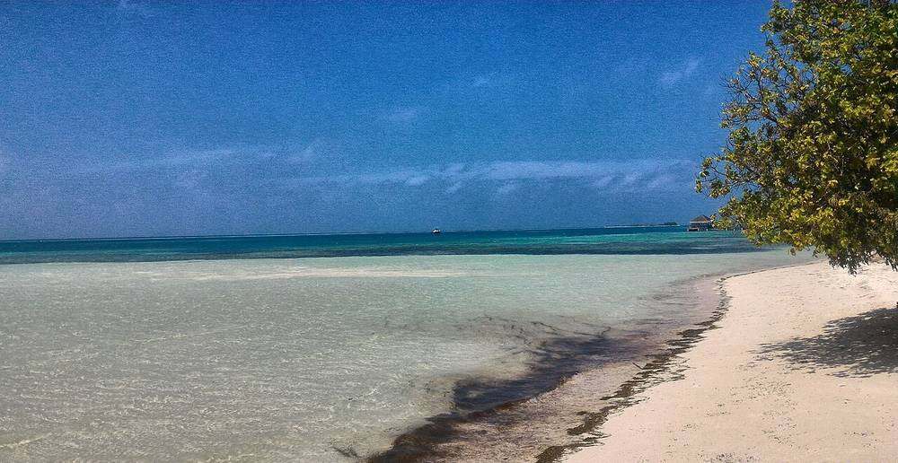 Playa de arena blanca y agua turquesa, destino de viaje de novios desde Valencia